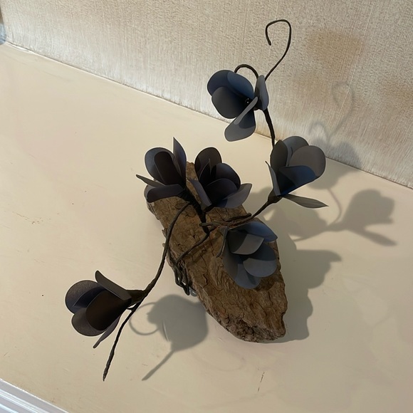 Decorative Piece with distressed wood and paper flowers. - Picture 3 of 9